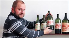 Ladislav Sýkora buduje ve svém domě v Nejdku expozici věnovanou historii značky... Ladislav Sýkora buduje ve svém domě v Nejdku expozici věnovanou historii značky...