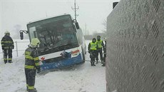 Sníh v úterý zkomplikoval autobusovou dopravu u Koldína na Orlickoústecku. Sníh v úterý zkomplikoval autobusovou dopravu u Koldína na Orlickoústecku.