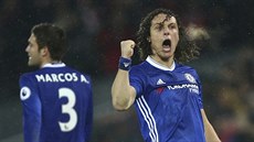 JE TAM! David Luiz z Chelsea oslavuje vedoucí branku na hřišti Liverpoolu. JE TAM! David Luiz z Chelsea oslavuje vedoucí branku na hřišti Liverpoolu.