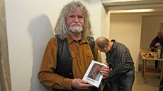 Ostravský publicista Ladislav Vrchovský pokřtil svou novou, částečně... Ostravský publicista Ladislav Vrchovský pokřtil svou novou, částečně...