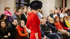 Vycházkové šaty v mini délce z gabardénu jsou doplněné elegantním černým... Vycházkové šaty v mini délce z gabardénu jsou doplněné elegantním černým...