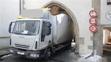 Řidič nákladního vozu se v Jindřichově Hradci pokusil projet z náměstí... Řidič nákladního vozu se v Jindřichově Hradci pokusil projet z náměstí...