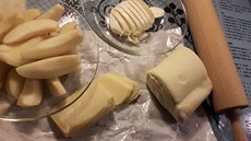 Krom listového tsta, hruek a sýra (v tomto pípad parmazán a mozzarella)...