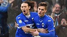 Patrik Schick (vpravo) ze Sampdorie Janov pijímá gratulaci od spoluhráe...