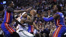 Isaiah Thomas z Bostonu se uvolňuje proti obraně Detroitu. Isaiah Thomas z Bostonu se uvolňuje proti obraně Detroitu.