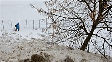 Kousek od nákupního centra se stromy ocitly pod velkou masou navezeného... Kousek od nákupního centra se stromy ocitly pod velkou masou navezeného...