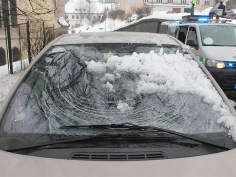 Sníh ze stechy jáchymovského kostela pokodil ti projídjící auta.
