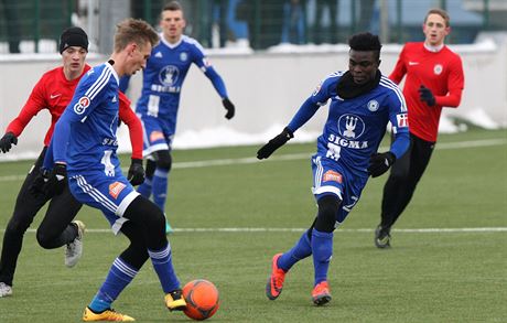 Na tréninkovém hiti s umlou trávou odehráli minulý týden fotbalisté olomoucké Sigmy pípravný zápas s brnnskou Zbrojovkou. Klub te pozemek pod ním prodává, aby se oddluil.