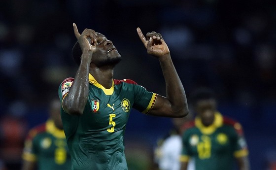 Kamerunský obránce Michael Ngadeu-Ngadjui slaví. Práv vstelil gól Ghan a...