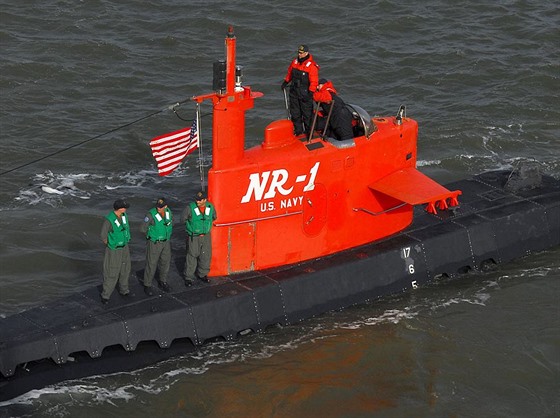 Ponorka NR-1 pí zptném chodu na hladin (2007)