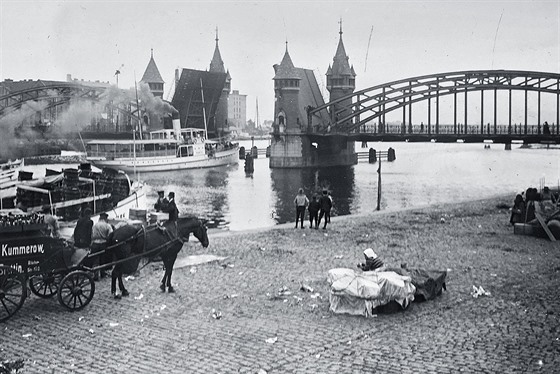 Starý most pes Odru ve ttín. Autorem snímku je fotograf Frantiek Krátký.