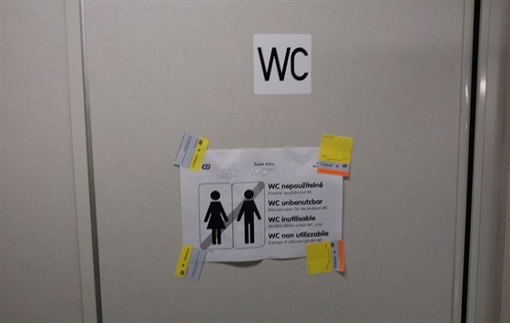 Nepouitelné WC ve vlaku.