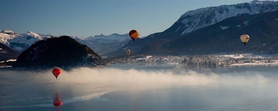 Nízký pelet horkovzduných balon nad alpským jezerem Wolfgangsee chvíli ped...