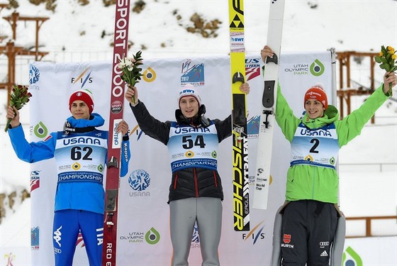 Novomstský skokan na lyích Viktor Poláek (uprosted) se raduje z titulu...