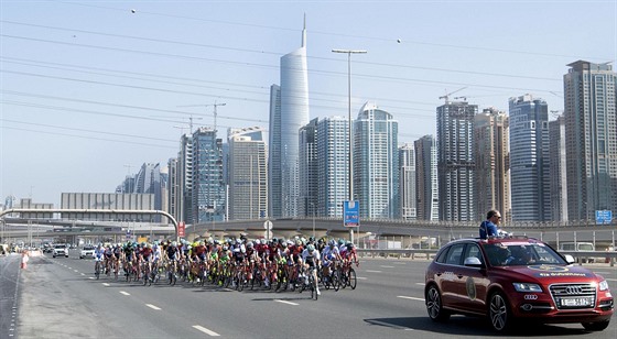 Momentka z cyklistického závodu Kolem Dubaje