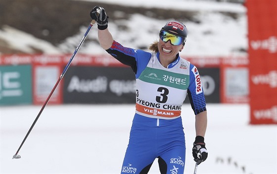 Polská bkyn na lyích Justyna Kowalczyková slaví vítzství ve skiatlonu v...