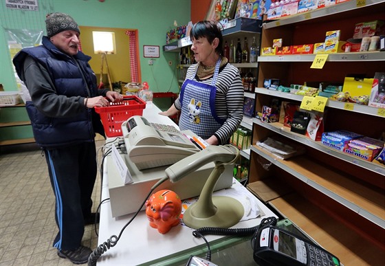 Prodavaka Marta Teuberová a zákazník Ale Kuera. V obecním krámku lze platit...