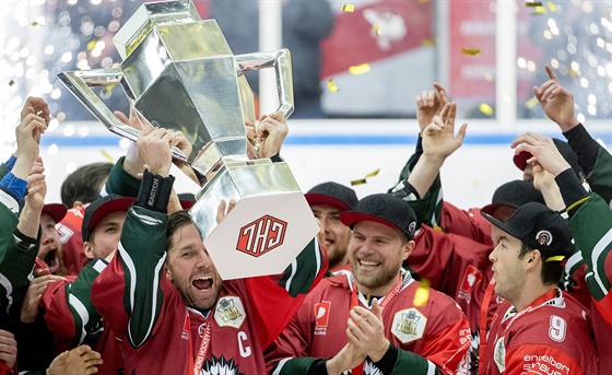 Hokejisté Frölundy s pohárem pro vítze Ligy mistr.