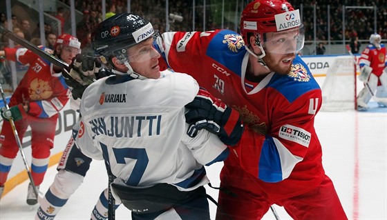 Finský hokejista Antti Erkinjuntti (vlevo) v souboji s Vladislavem Gavrikovem z...