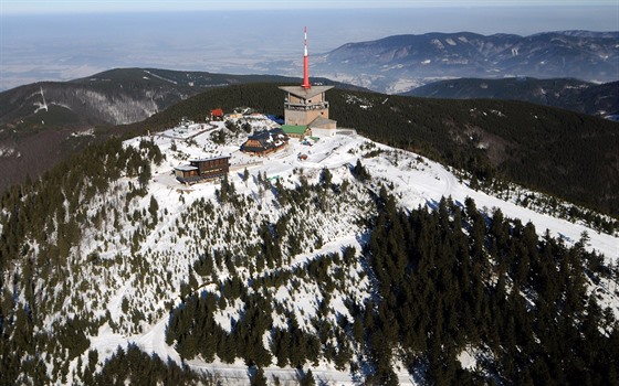 Letecký pohled na nejvyí vrchol Moravskoslezských Beskyd Lysou horu