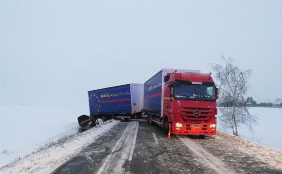 Nehoda pti kamion a dvou osobních vozidel u Roudnice na Hradecku (1.2.2017).