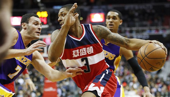 Bradley Beal z Washingtonu vede mí, brání ho Larry Nance Jr.  z Los Angeles...