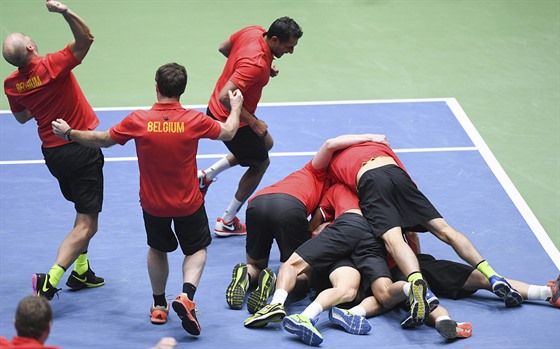 Belgití tenisté slaví postup do tvrtfinále Davis Cupu.