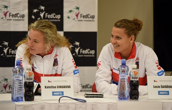 Kateina Siniaková (vlevo) a Lucie afáová na tiskové konferenci ped...