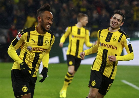 TOR! Pierre-Emerick Aubameyang v dresu Dortmundu se raduje z branky proti RB...