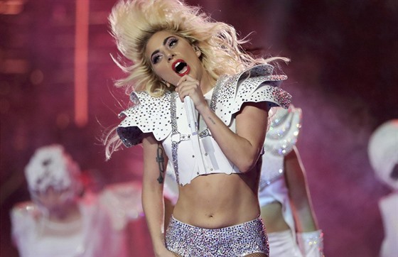 Lady Gaga zazpívala bhem pestávky Super Bowlu (Houston, 5. února 2017).