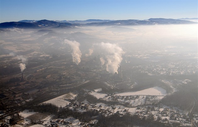 Letecký pohled na edivým smogem zalitý Tinec a Tinecké elezárny.