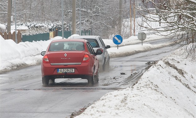 Dlouhotrvající mráz psobí v Libereckém kraji na silnice. Ty se asto zvedají a...