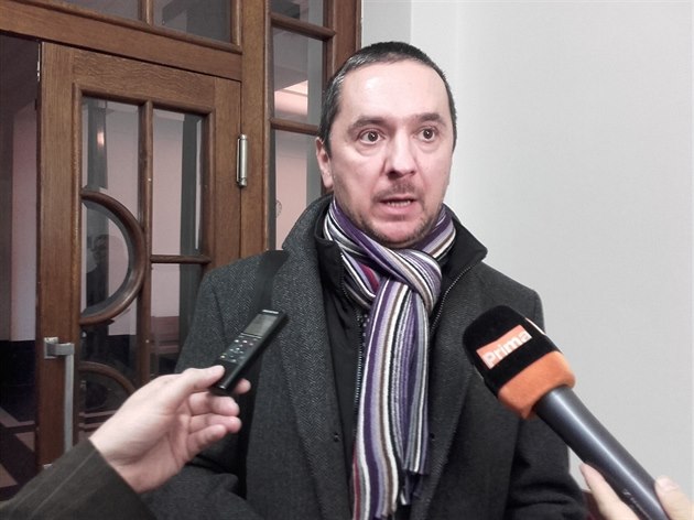 Juraj Thoma odpovídá novinám krátce poté, co ve tvrtek opustil soudní sí na...