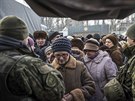 Ukrajinská armáda zprostedkovává potravinovou pomoc obyvatelm Avdijivky -...