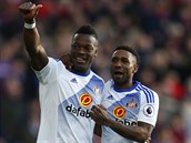 Lamine Kon (vlevo) ze Sunderlandu se s Jermainem Defoem raduje z glu do st...