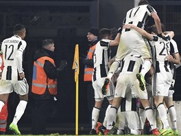 Fotbalist Juventusu se raduj ze vstelenho glu proti Interu Miln.