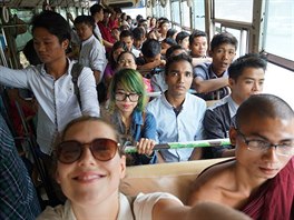 Barma - na cizince v loklnch autobusech nejsou mstn zvykl. Turist se ve...