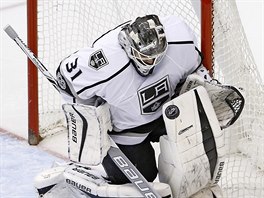 Brank Peter Budaj z Los Angeles likviduje anci Jakoba Chychruna z Arizony.