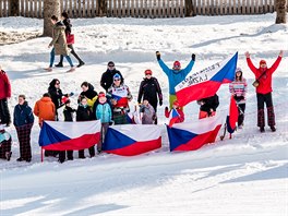 et biatlonov fanouci na trati zvodu smench tafet na MS v Hochfilzenu.