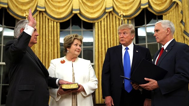 Americk ministr zahrani Rex Tillerson skld v Ovln pracovn psahu ped zraky prezidenta Donalda Trumpa a viceprezidenta Mikea Pence. Do Blho domu ho doprovodila jeho manelka. (2.2.2017)