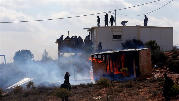 Izrael evakuuje idovskou osadu Amona na Zpadnm behu Jordnu, kter byla postavena nelegln na soukromch palestinskch pozemcch. (1. nora 2017)