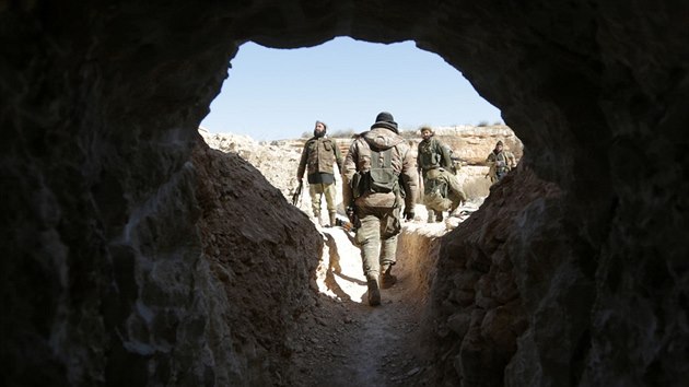Povstalci sponzorovan Ankarou zkoumaj tunely vykutan IS u syrskho msta al-Bb (2. nora 2017)