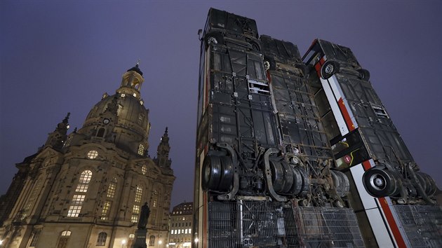 Umleck instalace z autobus ped dranskm chrmem Frauenkirche (6. nora 2017)