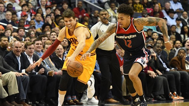 Za mem se enou Kyle Korver (vlevo) z Clevelandu a a Kelly Oubre Jr. z Washingtonu. (12) ch