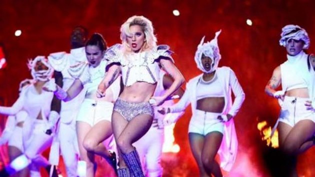 Lady Gaga bhem vystoupen na zahjen Super Bowlu, kde mla trochu vt bko v oblasti pupku (2016)