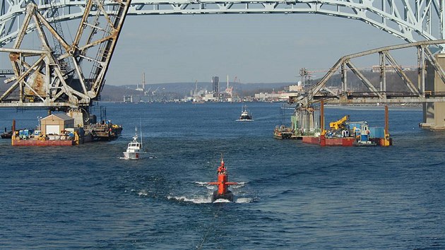 Ponorka NR-1 taen lod MV Carolyn Chouest (fotografovno z MV Carolyn Chouest, 2007)