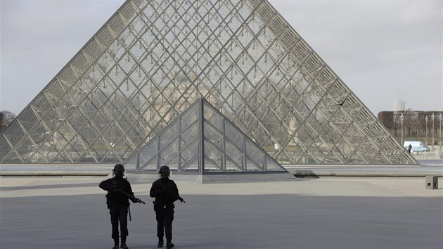 Vojci postelili mue, kter se s noem v ruce pokusil dostat do muzea Louvre (3. nora 2017)