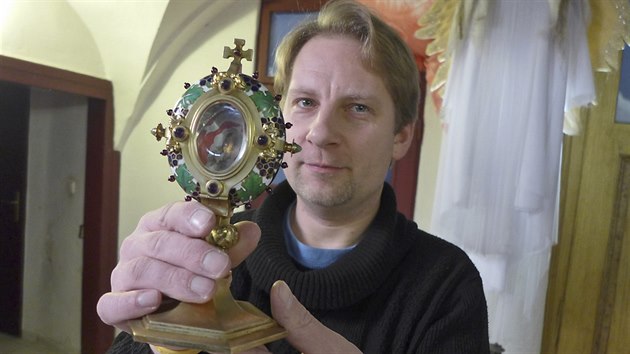 Brtnick pter Petr Balt ukazuje vzcn secesn relikvi s kstkou z tla blahoslaven Juliny.