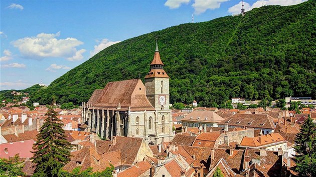 Mohutn ern kostel vtransylvnskm Braov vystupuje ze zstavby jako hora zjezera. Nechali jej postavit nmet kolonist.