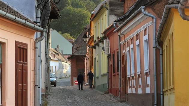 Nmecko, nebo Rumunsko? Ulice citadely v Sighisoae maj pesvdiv stedoevropsk mak.